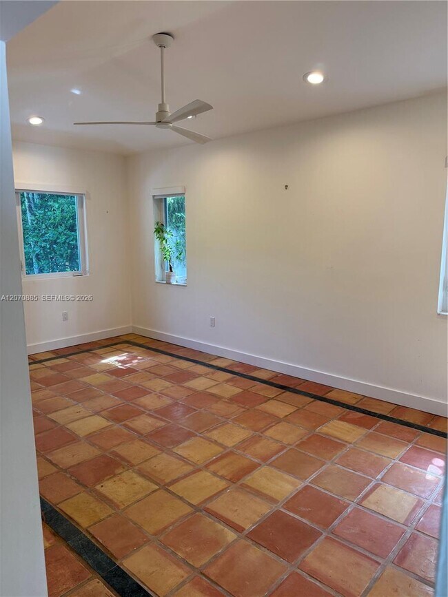 Building Photo - 3865 Poinciana Ave