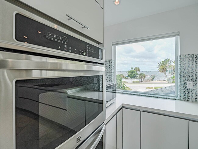 Building Photo - 12936 Jimmy Buffett Mem Hwy