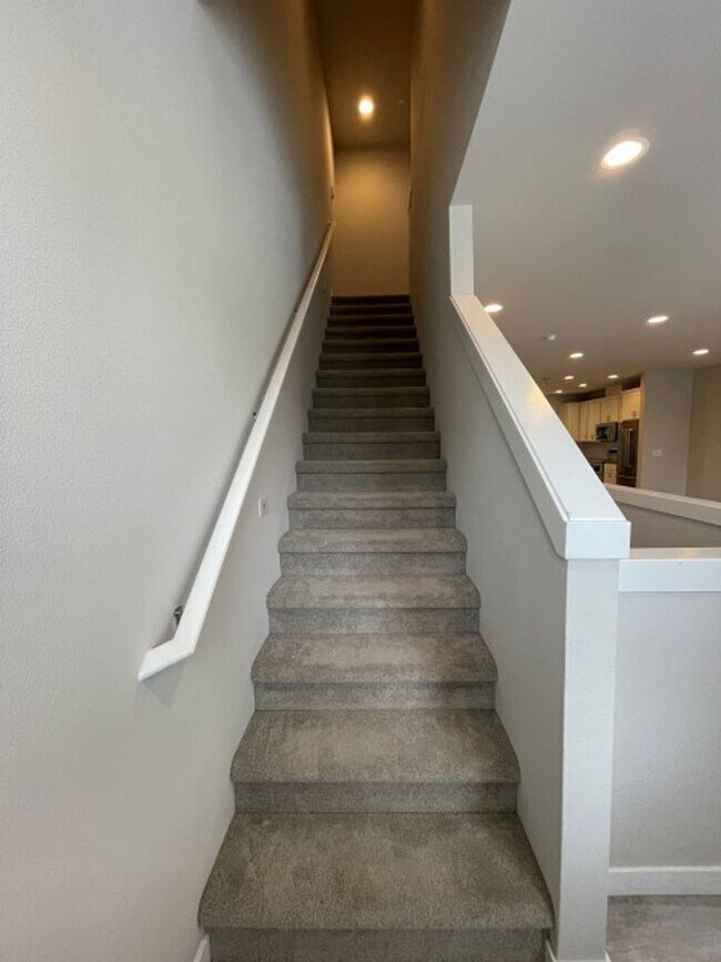 Building Photo - 4bd/3.5ba Lynnwood Townhouse