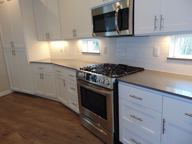 Building Photo - Beautiful 4 Bedroom Contemporary Luxury Ho...