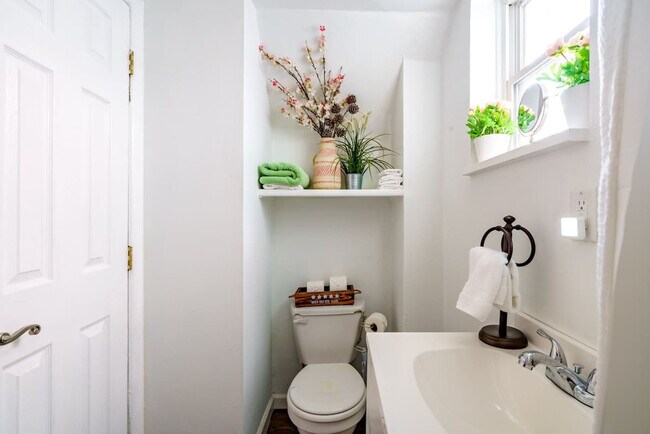 Building Photo - 605 Dennison Ave