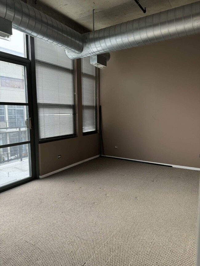 Building Photo - 900 N Kingsbury St