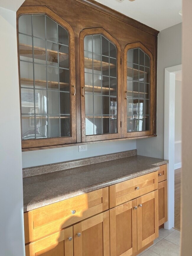 Building Photo - 8906 Ewing Ave