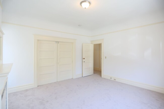 Building Photo - Full Flat with Carpet Floors, Ornamental F...