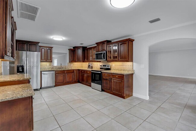 Building Photo - 812 Holly Ln