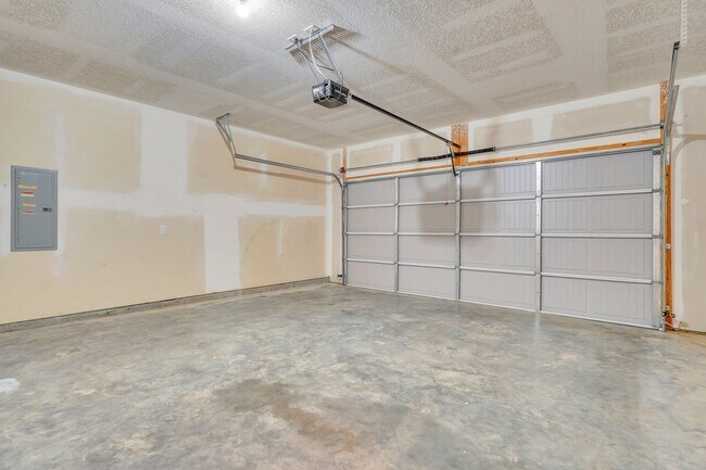 Building Photo - COMING EARLY JUNE 2026! (Pet Friendly)