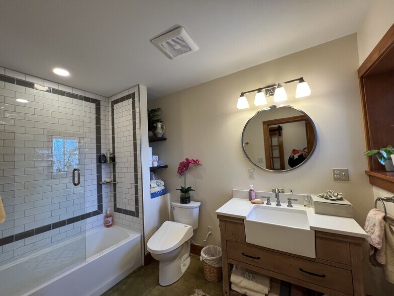 Building Photo - 2226 Lake Shore Rd