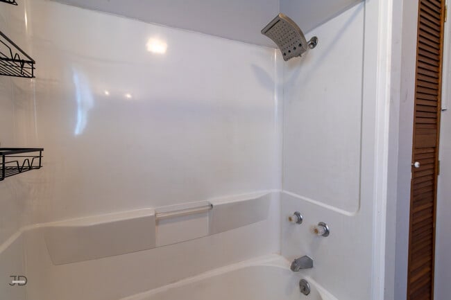 Building Photo - 709 E 1st St