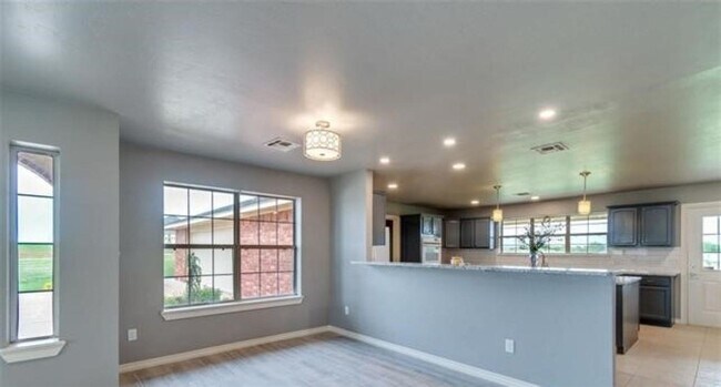 Building Photo - 640 SW Dani Ann Ln