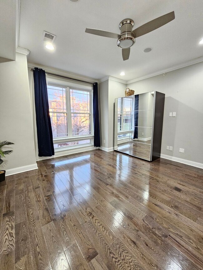 Building Photo - 742 Master St