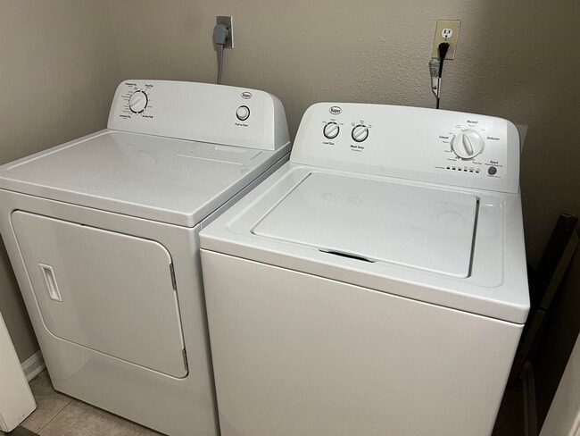 Building Photo - 2231 Treeo Ln