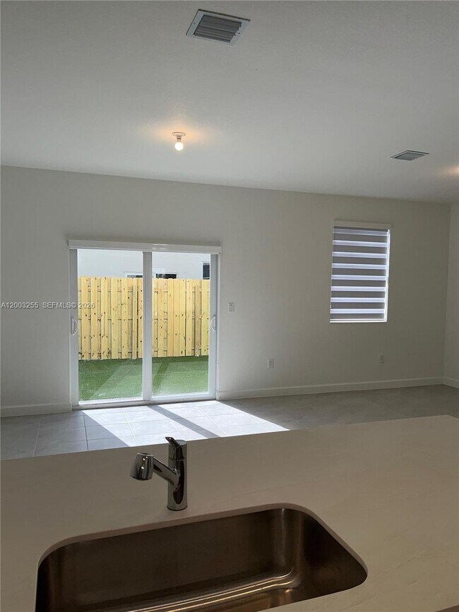 Building Photo - 2679 SE 25th Ter