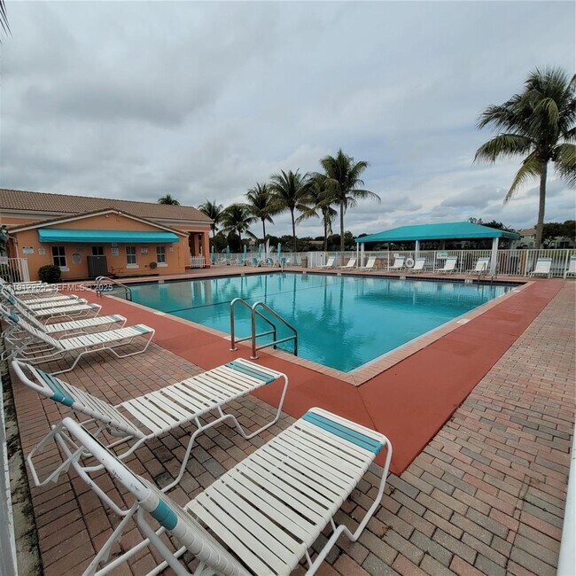 Building Photo - 1666 SE 27th Ct