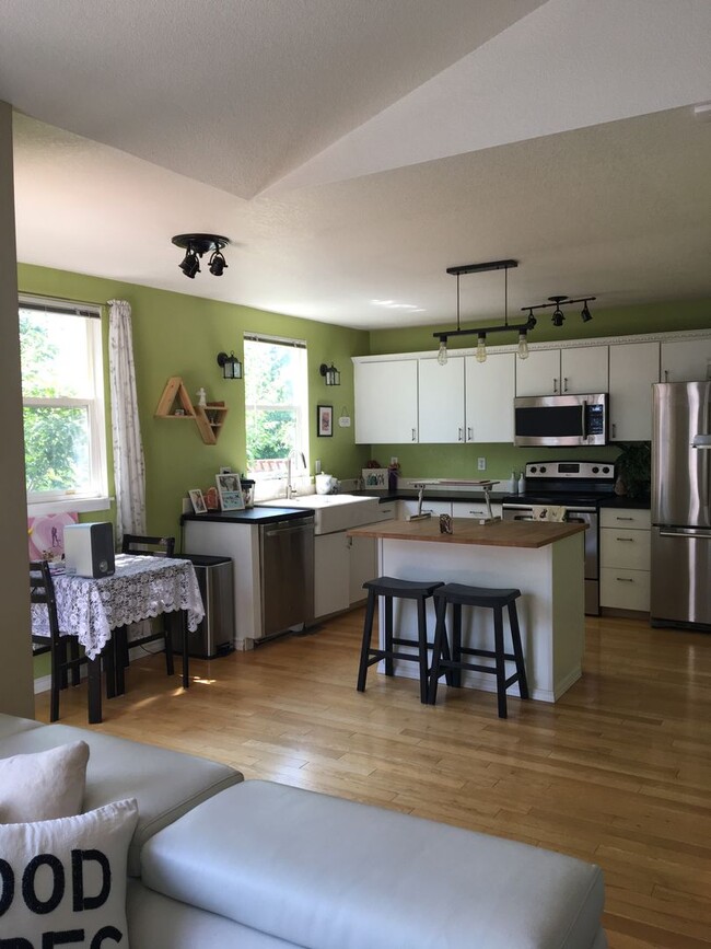 Building Photo - Adorable 2 bed/2 bath home in Southwest Lo...