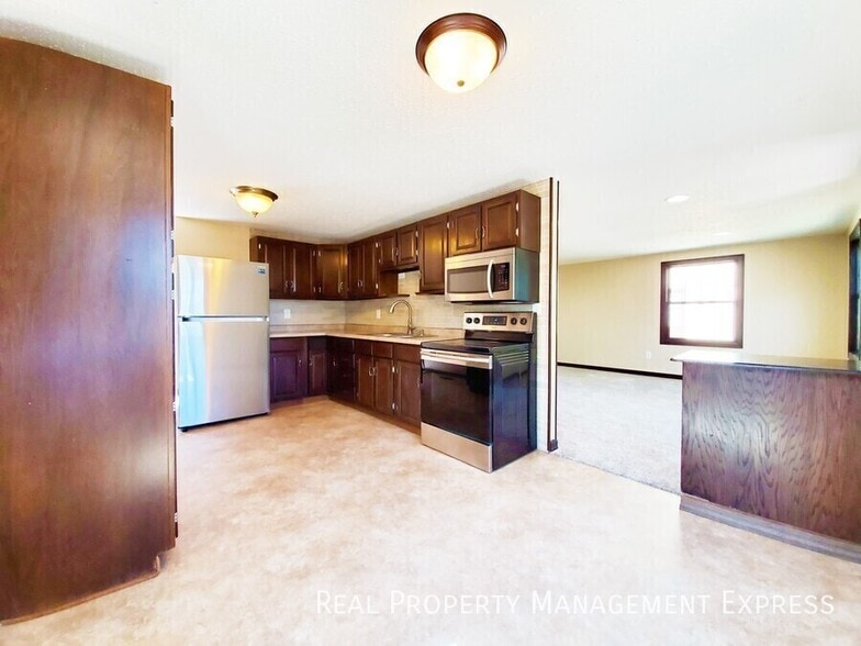 Building Photo - 4 Bed 2 Bath Home with Fenced Yard