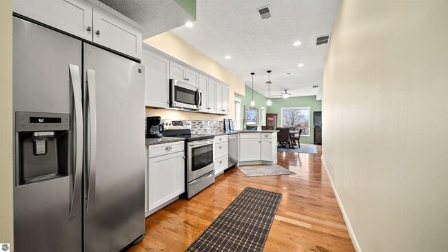 Building Photo - 201 River St