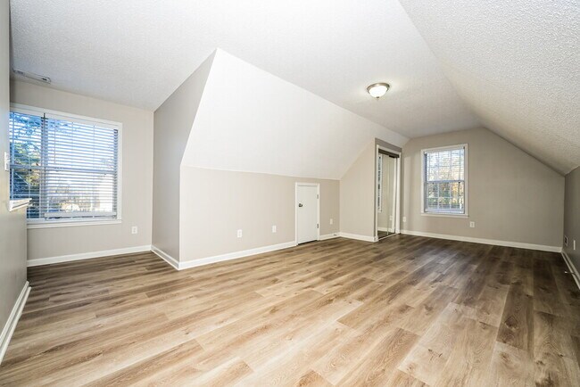 Building Photo - 201 Retour Cir