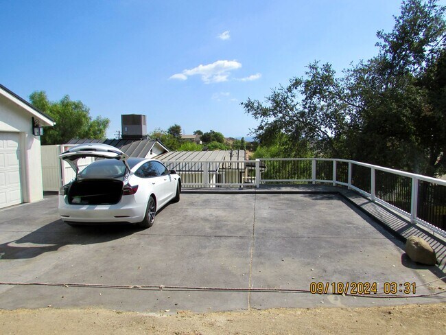 Building Photo - Completely remodeled 2bed/2bath cottage in...