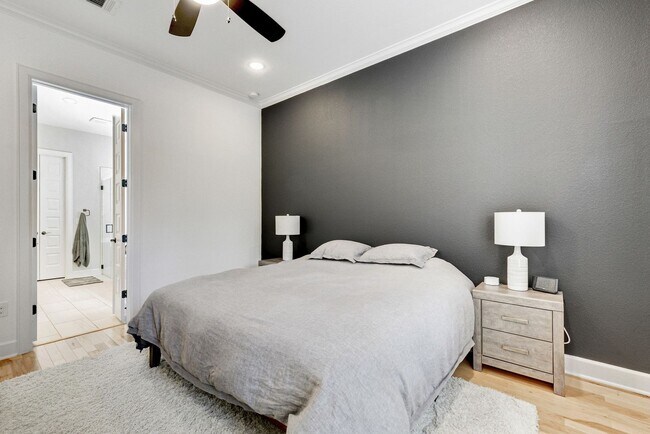 Building Photo - North Loop Area Gem!!!