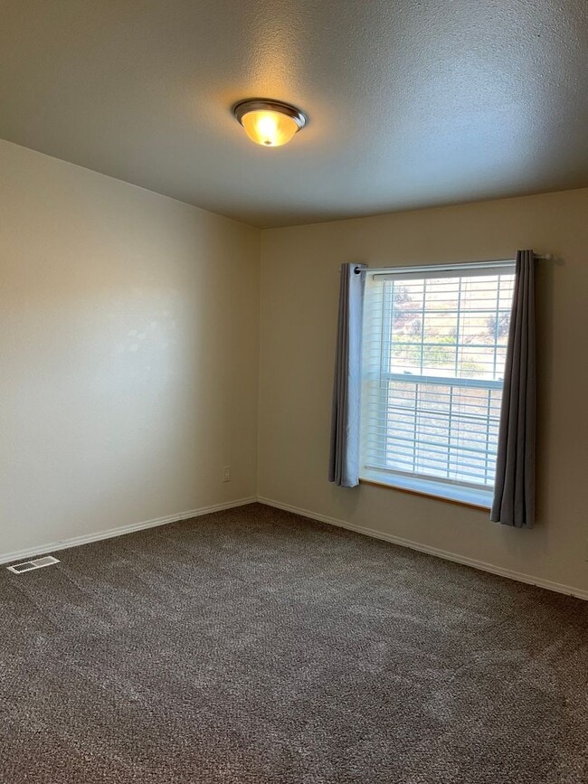 Building Photo - 4 Bed 3 Bath Home with Expansive Country V...
