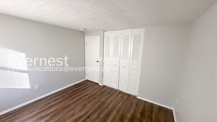 Building Photo - 2865 Chatsworth Way