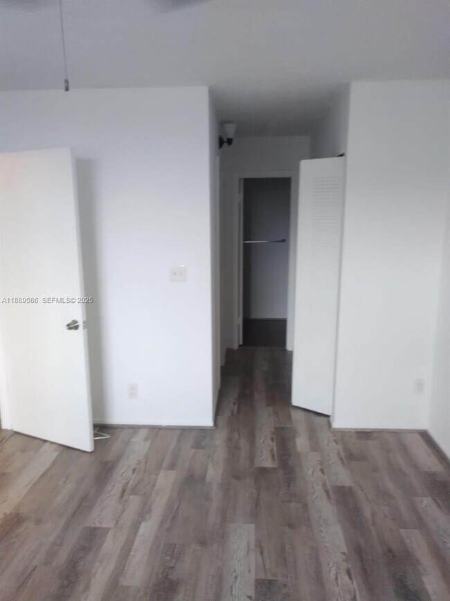 Building Photo - 2701 Riverside Dr