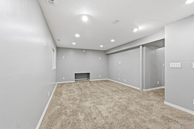 Building Photo - $2,595.95-4 Bed/ 3 Bath-Charming home in Colorado Springs with Central AC