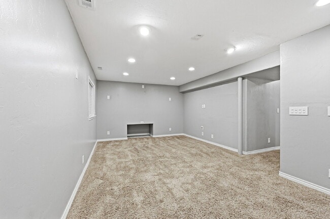 Building Photo - $2,695.95-4 Bed/ 3 Bath-Charming home in Colorado Springs with Central AC