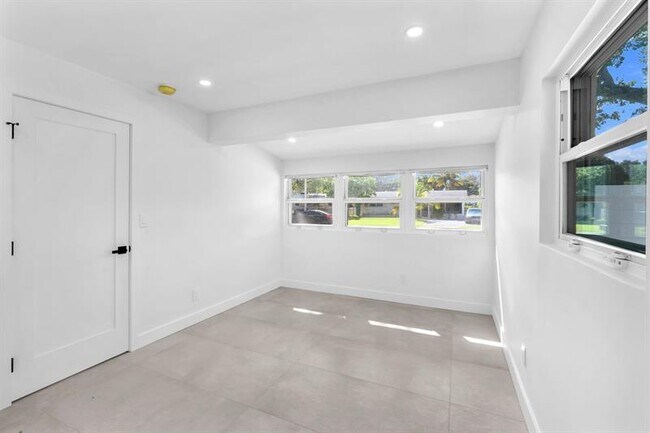Building Photo - 4640 SW 25th Terrace