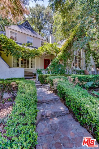 Building Photo - 8900 Hollywood Hills Rd