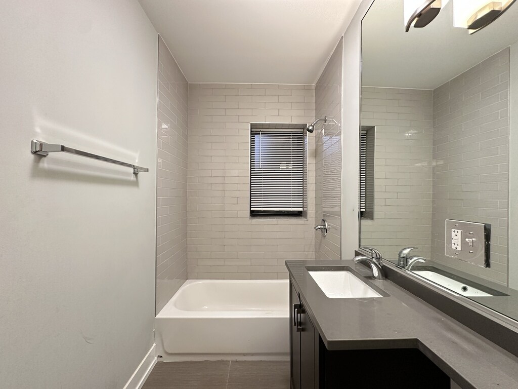 Building Photo - 722 W Brompton Ave