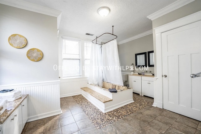 Building Photo - 2035 Central Ave