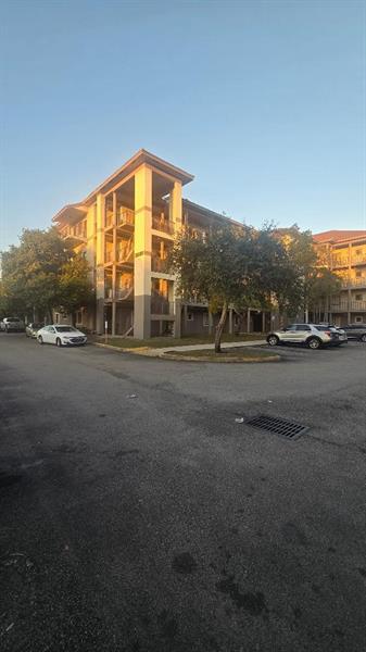 Building Photo - 2851 Riverside Dr