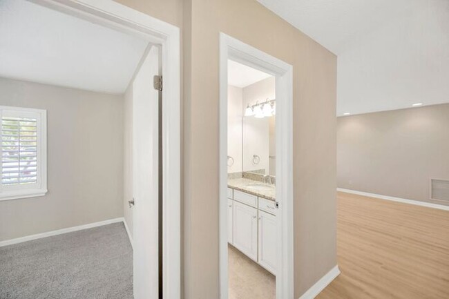 Building Photo - 2 BR, 2 BA Home in the Mainlands on the 18...