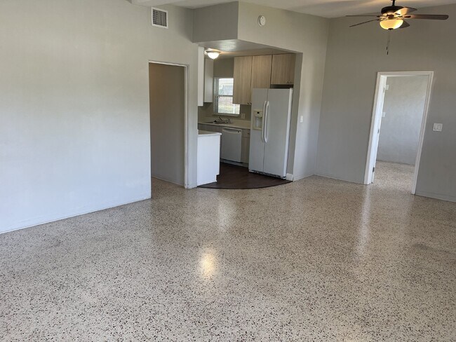 Building Photo - Desirable location in Melbourne FL