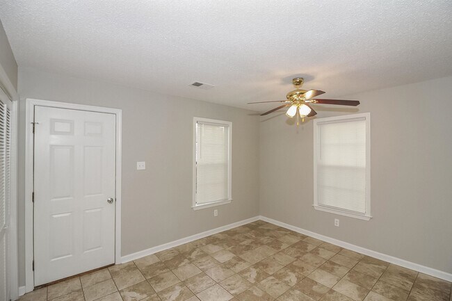 Building Photo - 1086 Trappers Cove