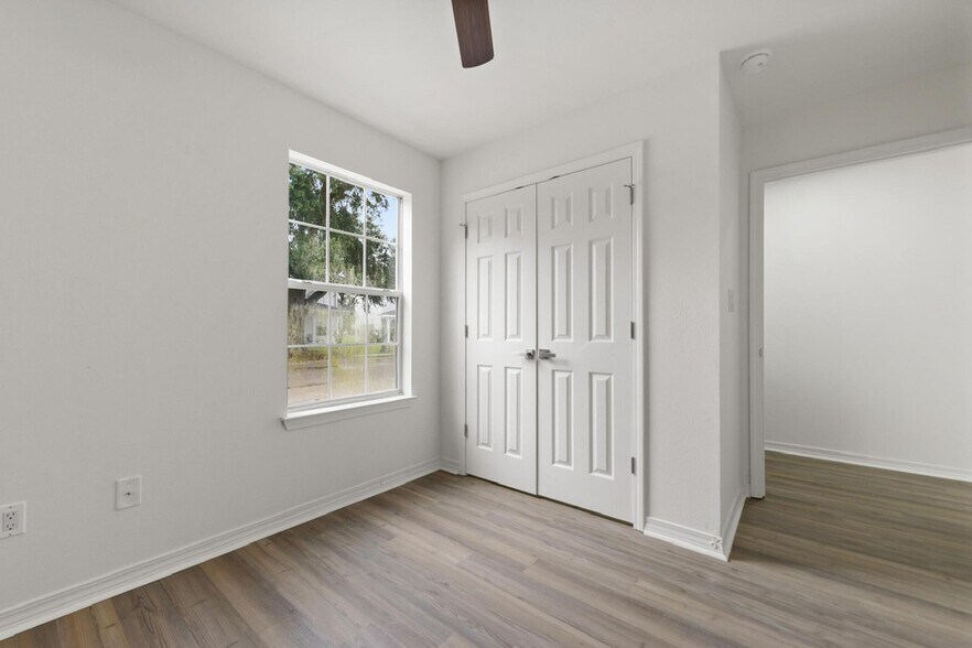 Building Photo - 957 Middle Ln