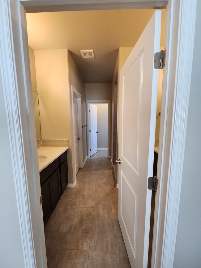 Building Photo - Beautiful, Immaculate Home in Northwest Tw...