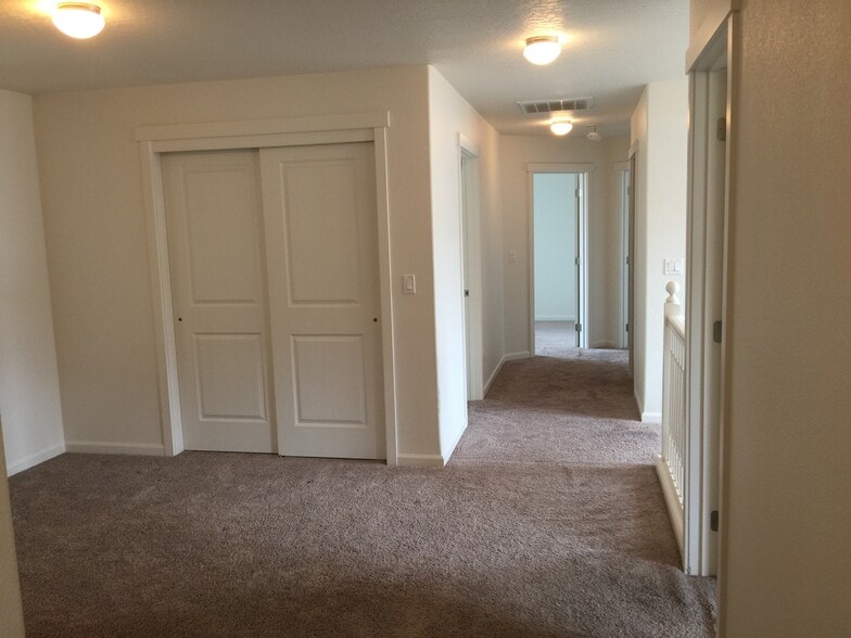 Building Photo - 1449 SW Sagebrush Ln