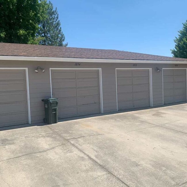 Building Photo - 1852 Medart Ln