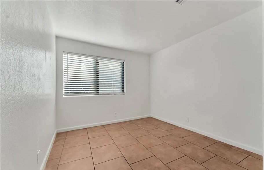 Building Photo - 5076 S Rainbow Blvd
