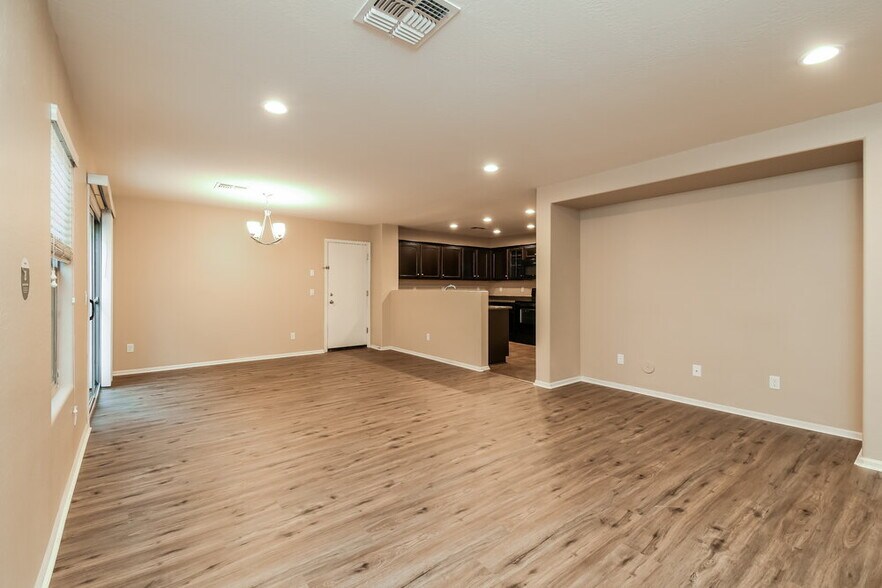 Building Photo - 923 S Pheasant Dr