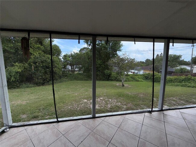Building Photo - 2325 Kerridale St