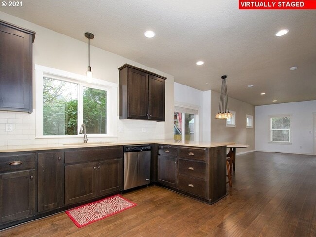 Building Photo - Gorgeous 3 Bed, 2.5 Bath Oasis!