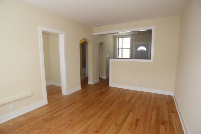 Building Photo - 4422 N Wolcott Ave