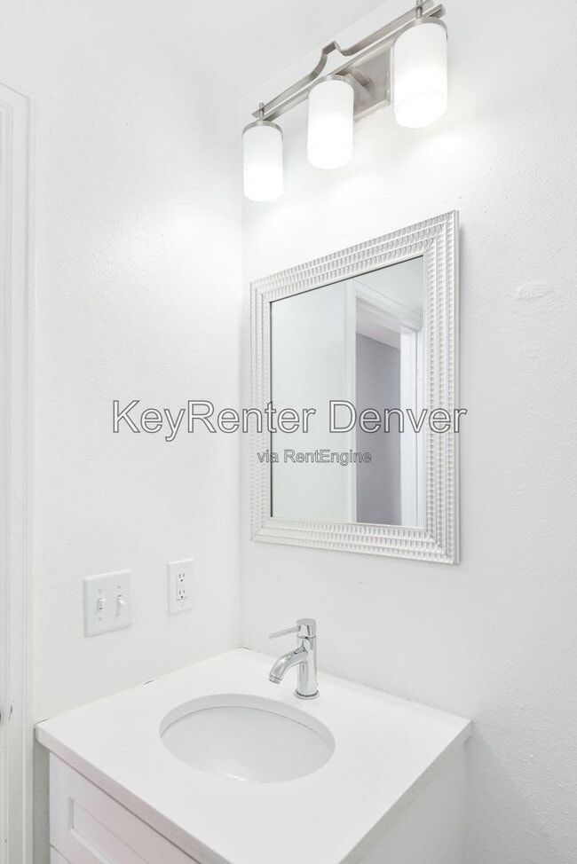 Building Photo - 2405 Tremont Pl