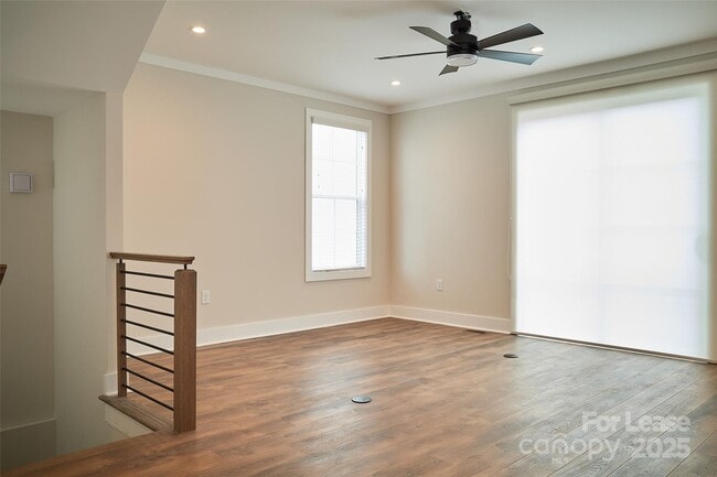 Building Photo - 1302 E 10th St