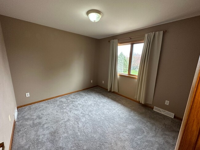 Building Photo - Huge 3BR/3BA house on Madison's West Side!