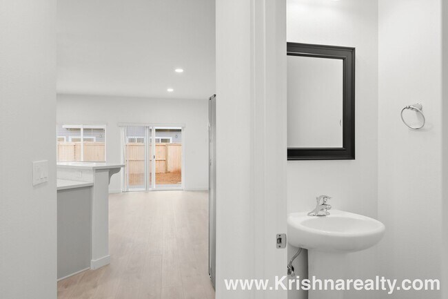 Building Photo - Beautiful 2021 Modern Build | 3 Bed | 2.5 Bath | Stylish Townhome in Laurel Woods