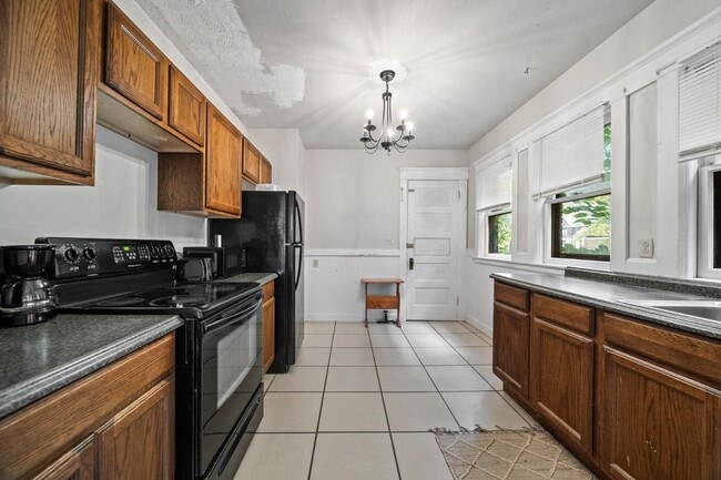 Building Photo - 425 W 8th St